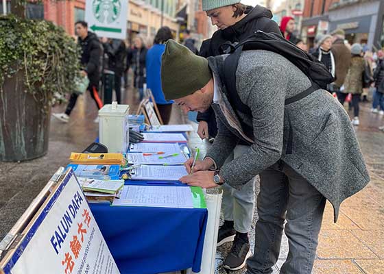 Image for article Dublin : Présenter le Falun Dafa durant la période des fêtes de fin d’année
