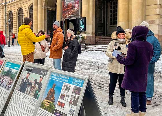 Image for article Sensibiliser le public à la persécution devant le musée Nobel à Stockholm
