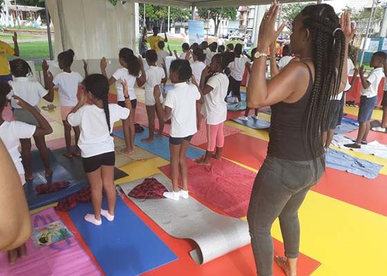 Image for article Guadeloupe : Les pratiquants organisent des activités de clarification de la vérité et présentent le Falun Dafa au milieu d’une course à la voile transatlantique