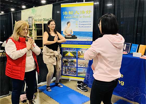 Image for article Toronto : Les visiteurs du salon du golf et du voyage s’initient au Falun Dafa
