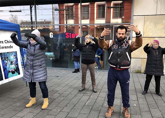 Image for article Allemagne : Des personnes font l’éloge des principes du Falun Dafa lors d’une activité à Mannheim