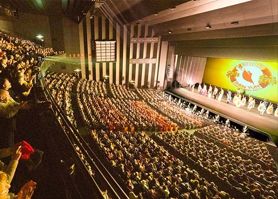 Image for article Des spectateurs en France, en Autriche, en République dominicaine et aux États-Unis ont été touchés par Shen Yun : « Une expérience très chaleureuse et magnifique »