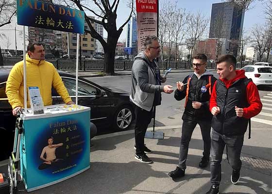 Image for article Roumanie : Des pratiquants répandent des informations sur le Falun Dafa et obtiennent le soutien du public