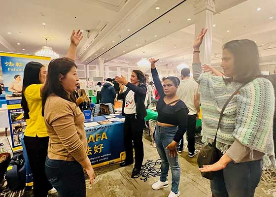 Image for article Ontario, Canada : Des personnes s’informent sur le Falun Dafa lors d’un événement international contre la discrimination