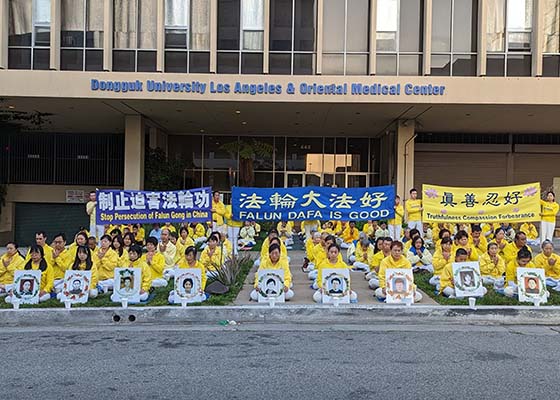 Image for article Los Angeles, États-Unis : Les pratiquants appellent à la fin de la persécution lors d’un rassemblement et d’une veillée aux chandelles pour commémorer l’Appel du 25 avril