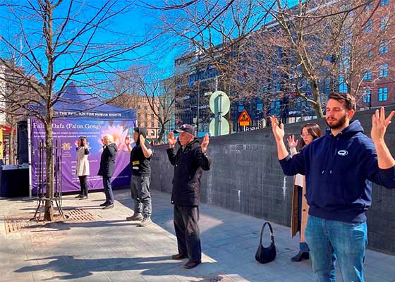 Image for article Lors d’activités soulignant l’Appel du 25 avril 1999 à Pékin, les habitants d’Helsinki signent une pétition pour aider à mettre fin à la persécution