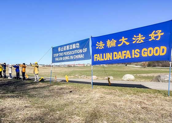 Image for article Un rassemblement devant l'ambassade de Chine à Stockholm, Suède, marque l'anniversaire de l'Appel du 25 avril