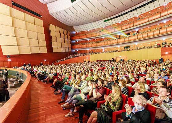 Image for article Des spectateurs du Mexique, d’Australie, d’Italie, de France et des États-Unis apprécient Shen Yun : « Une aspiration à la beauté et à l’éternité »