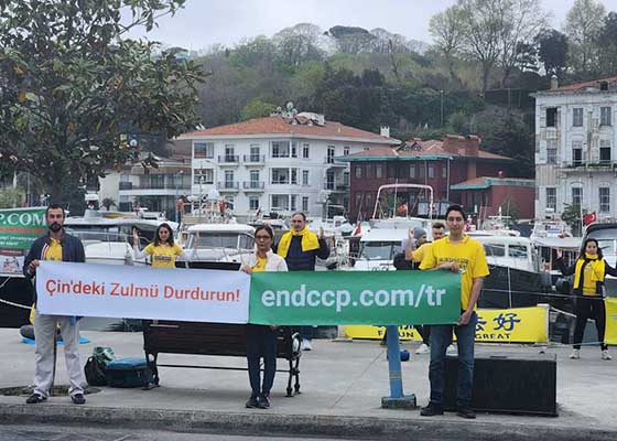 Image for article Les pratiquants de Turquie organisent une résistance pacifique à Istanbul pour commémorer l’Appel pacifique du « 25 avril »