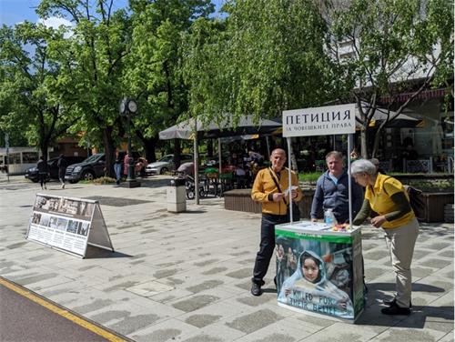 Image for article Bulgarie : Les gens s’informent sur la persécution et soutiennent le Falun Dafa 