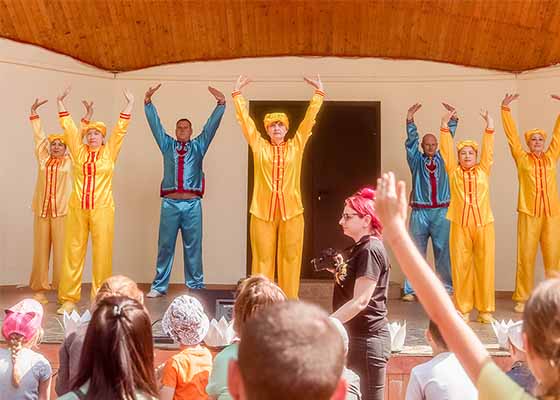 Image for article Vidnoye, Russie : Présentation du Falun Dafa lors d’un festival dans un parc
