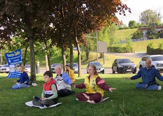 Image for article Dnipro, Ukraine : Des citoyens saluent les efforts des pratiquants pour défendre leur croyance lors de la Journée du Falun Dafa