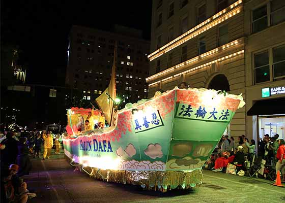 Image for article Oregon, États-Unis : Des pratiquants de Falun Dafa participent au Starlight Parade