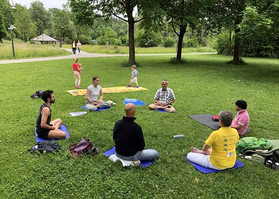 Image for article Allemagne : Des pratiquants présentent le Falun Dafa dans une ville historique