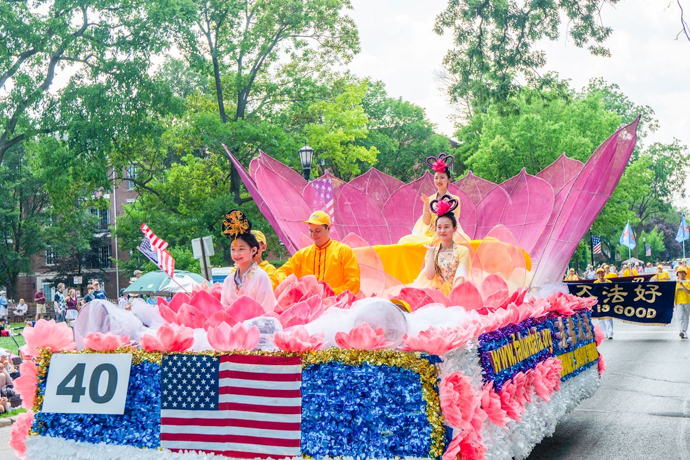 Image for article Illinois, États-Unis : Un groupe du Falun Dafa participe au 100e défilé annuel du Jour de l’Indépendance à Evanston