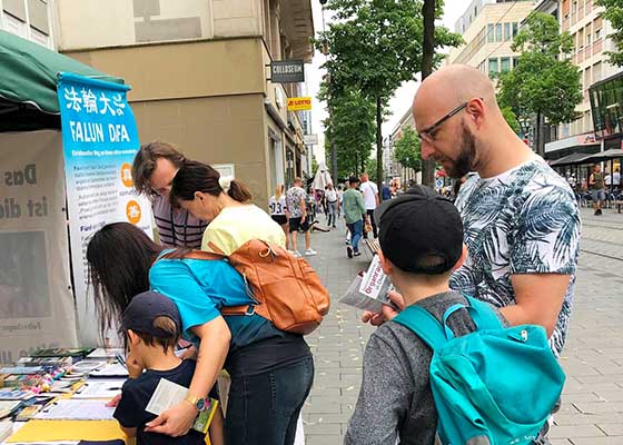 Image for article Mannheim, Allemagne : Soutien du public aux efforts des pratiquants de Dafa pour mettre fin à la persécution