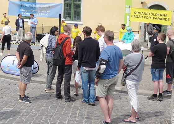Image for article Présenter le Falun Dafa et sensibiliser à la persécution pendant la semaine d’Almedalen en Suède