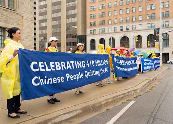 Image for article Toronto, Canada : Exposition de banderoles pour soutenir les 410 millions de Chinois qui ont démissionné des organisations communistes chinoises