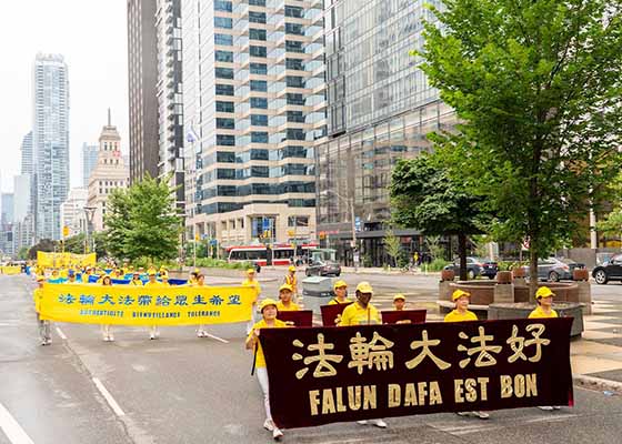 Image for article Toronto, Canada : Les pratiquants organisent un grand défilé et une veillée aux chandelles à la mémoire des victimes de la persécution qui dure depuis des décennies