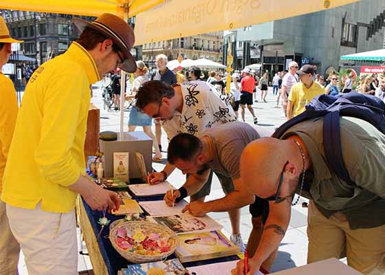 Image for article Des responsables autrichiens et le public expriment leur soutien lors de l’activité commémorant 24 ans de résistance pacifique à la persécution