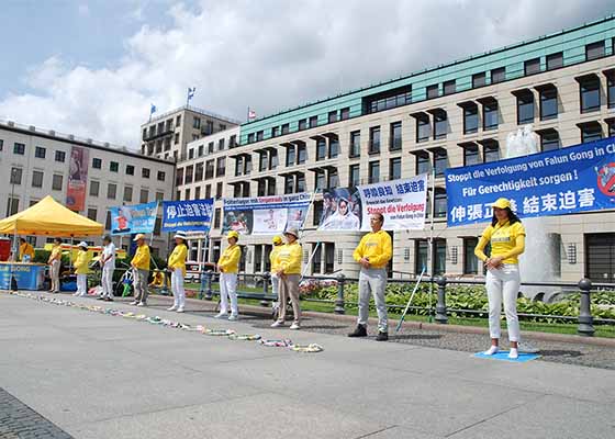 Image for article Allemagne : La manifestation organisée à Berlin pour dénoncer la persécution reçoit le soutien du public