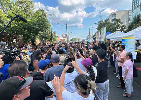 Image for article Canada : Des pratiquants présentent le Falun Dafa et enseignent les exercices au Fun Philippines Festival