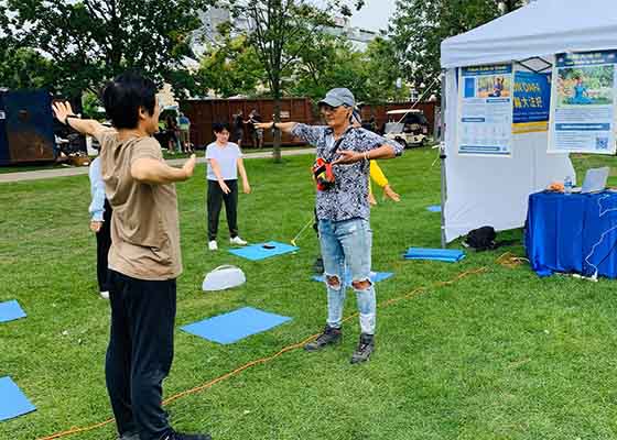 Image for article Canada : Les habitants de London et les touristes font l’éloge du Falun Dafa lors du Ribfest