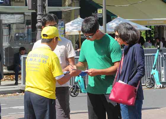 Image for article Paris, France : La collecte de signatures reçoit un grand soutien du public