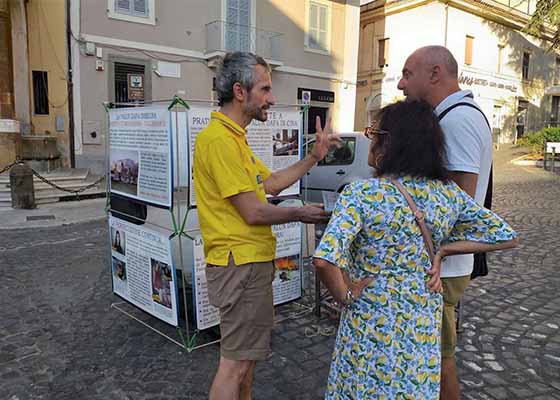 Image for article Frascati, Italie : Les gens découvrent comment le PCC persécute le Falun Gong