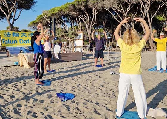 Image for article Des Italiens apprennent le Falun Gong dans le parc régional de la Maremme