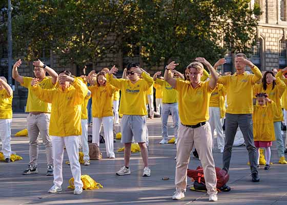 Image for article Paris, France : Des pratiquants de toute l’Europe partagent la beauté de Dafa à la place de la République