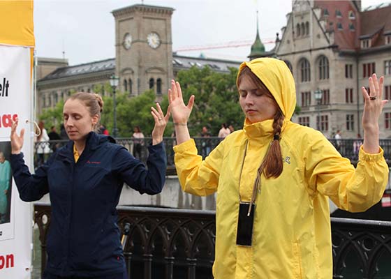 Image for article Suisse : Les activités dans deux villes dénoncent la persécution du Falun Dafa par le PCC