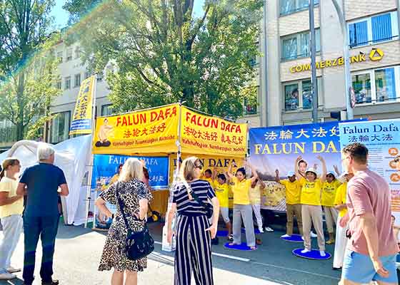 Image for article Munich, Allemagne : Sensibiliser le public à la persécution en Chine à la foire de rue du Corso Leopold