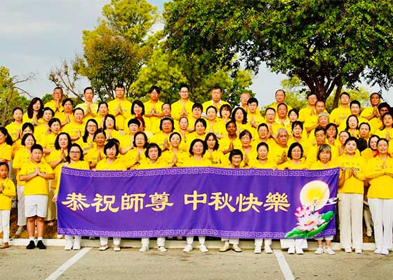 Image for article Houston, Texas : Les pratiquants expriment leur gratitude à Maître Li à l’occasion de la fête de la Mi-Automne