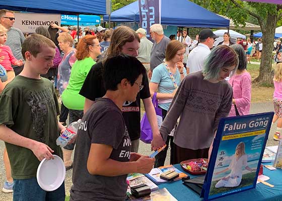 Image for article Missouri, États-Unis : Présentation du Falun Gong au festival Greentree