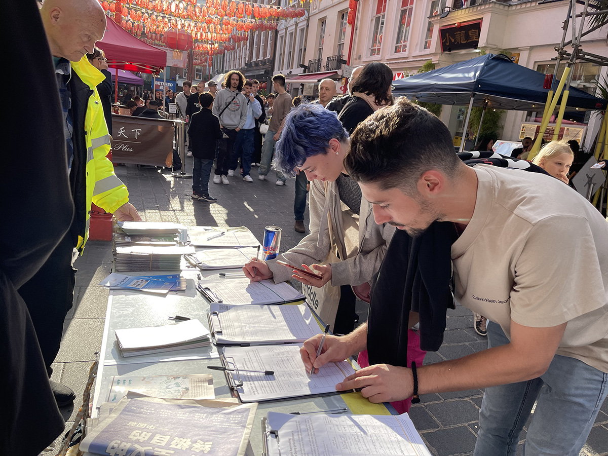 Image for article Londres, Royaume-Uni : les pratiquants de Falun Dafa organisent des activités dans le quartier chinois depuis des décennies pour sensibiliser le public
