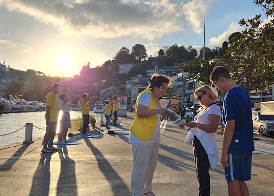 Image for article Istanbul, Turquie : Présenter le Falun Gong et sensibiliser les gens à la persécution par le régime chinois