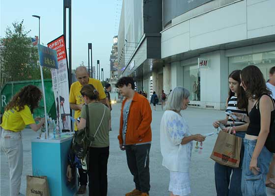 Image for article Roumanie : Des activités organisées dans deux villes permettent aux gens de s’informer sur le Falun Dafa et la persécution dont il fait l’objet