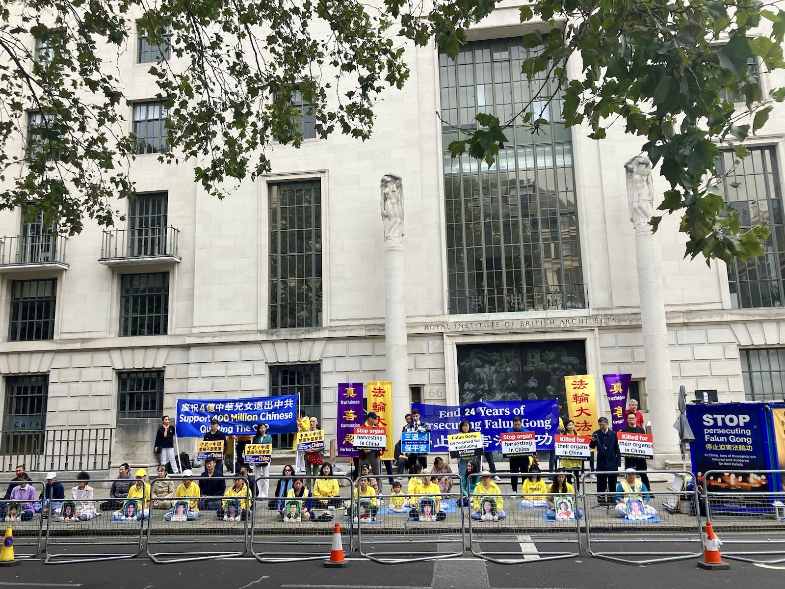 Image for article Royaume-Uni : Une manifestation pacifique devant l’ambassade de Chine à Londres dénonce la persécution du Falun Dafa