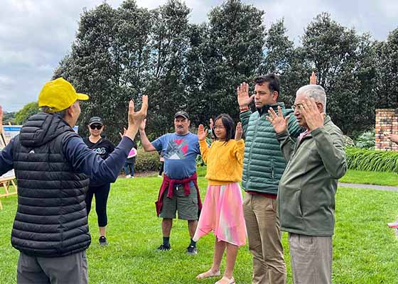 Image for article Nouvelle-Zélande : Les gens découvrent le Falun Dafa lors des célébrations du printemps à Auckland