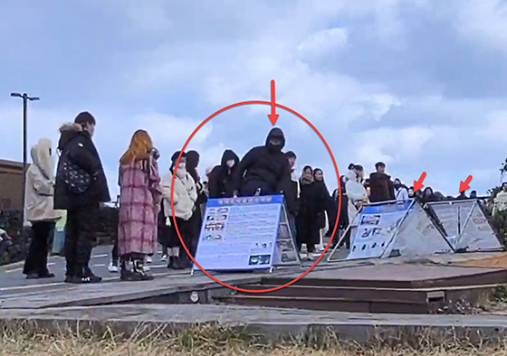 Image for article Jeju, Corée du Sud : Un ressortissant chinois qui a endommagé des panneaux d’affichage a été filmé