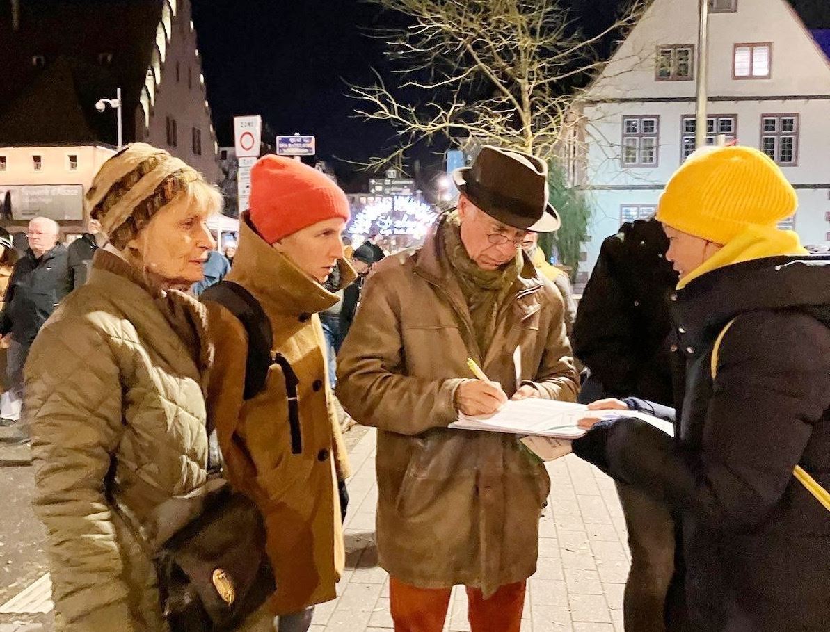 Image for article France : Les gens signent une pétition appelant à la fin de la persécution lors d’activités organisées dans deux villes