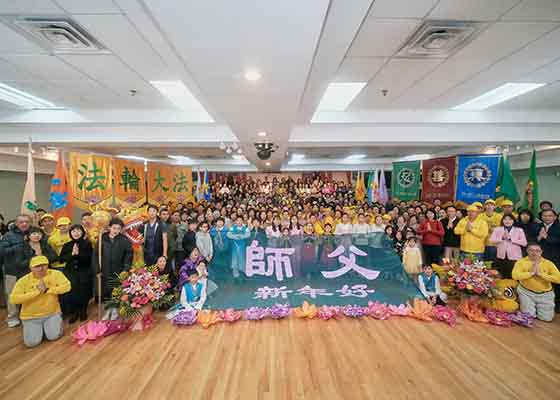 Image for article New York, États-Unis : Des pratiquants de longue date et des nouveaux pratiquants souhaitent au Maître une bonne année lors d’une grande célébration à Flushing