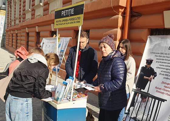 Image for article Brașov, Roumanie : Les gens condamnent le PCC : « Ces crimes et cette persécution contre la moralité du peuple doivent cesser »